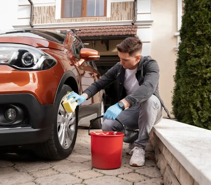 Lavage auto à domicile Orsan : professionnel intervenant sur un véhicule